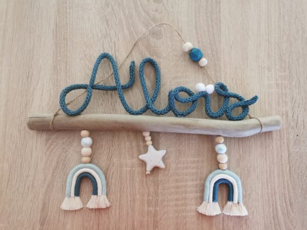 Prénom en tricotin sur bois flotté avec 2 arcs en ciel – Image 8