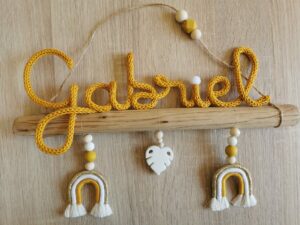 Prénom en tricotin sur bois flotté avec 2 arcs en ciel